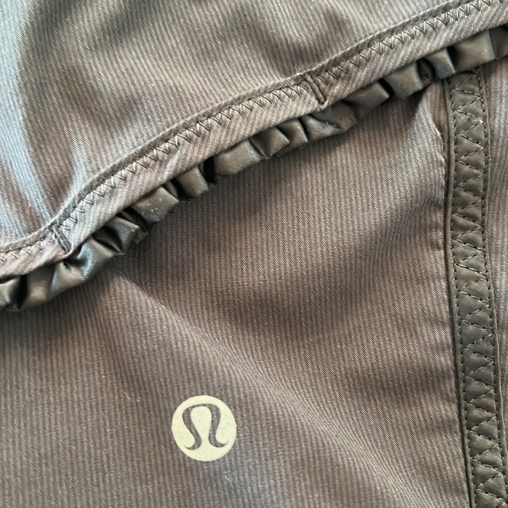 Lululemon Black Ruffle Speed Shorts - Picture 4 of 6